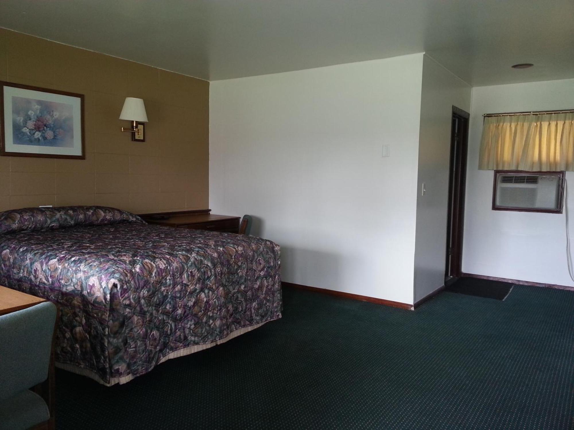 Spinning Wheel Motel Baraboo Room photo