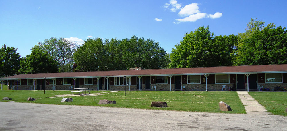 Spinning Wheel Motel Baraboo Exterior photo