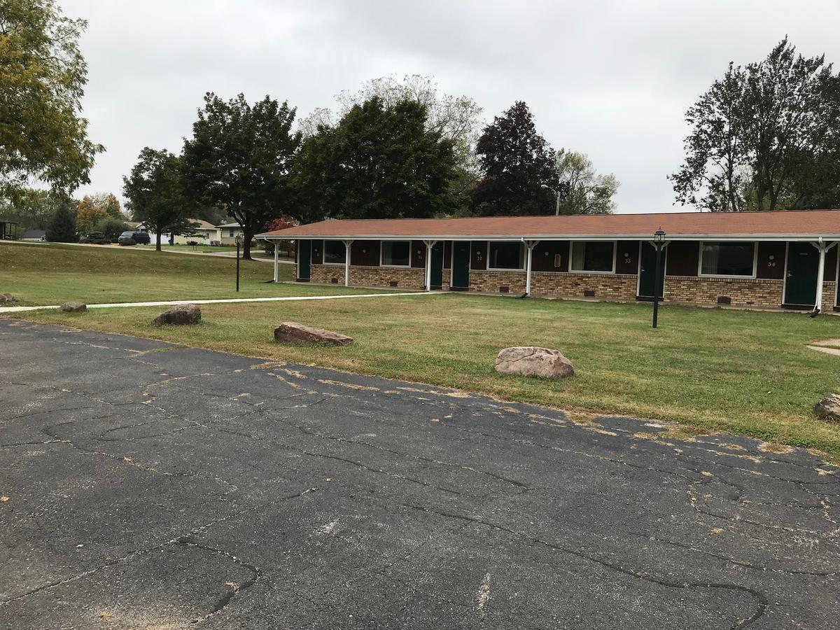 Spinning Wheel Motel Baraboo Exterior photo