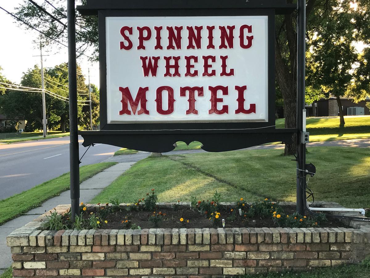 Spinning Wheel Motel Baraboo Exterior photo