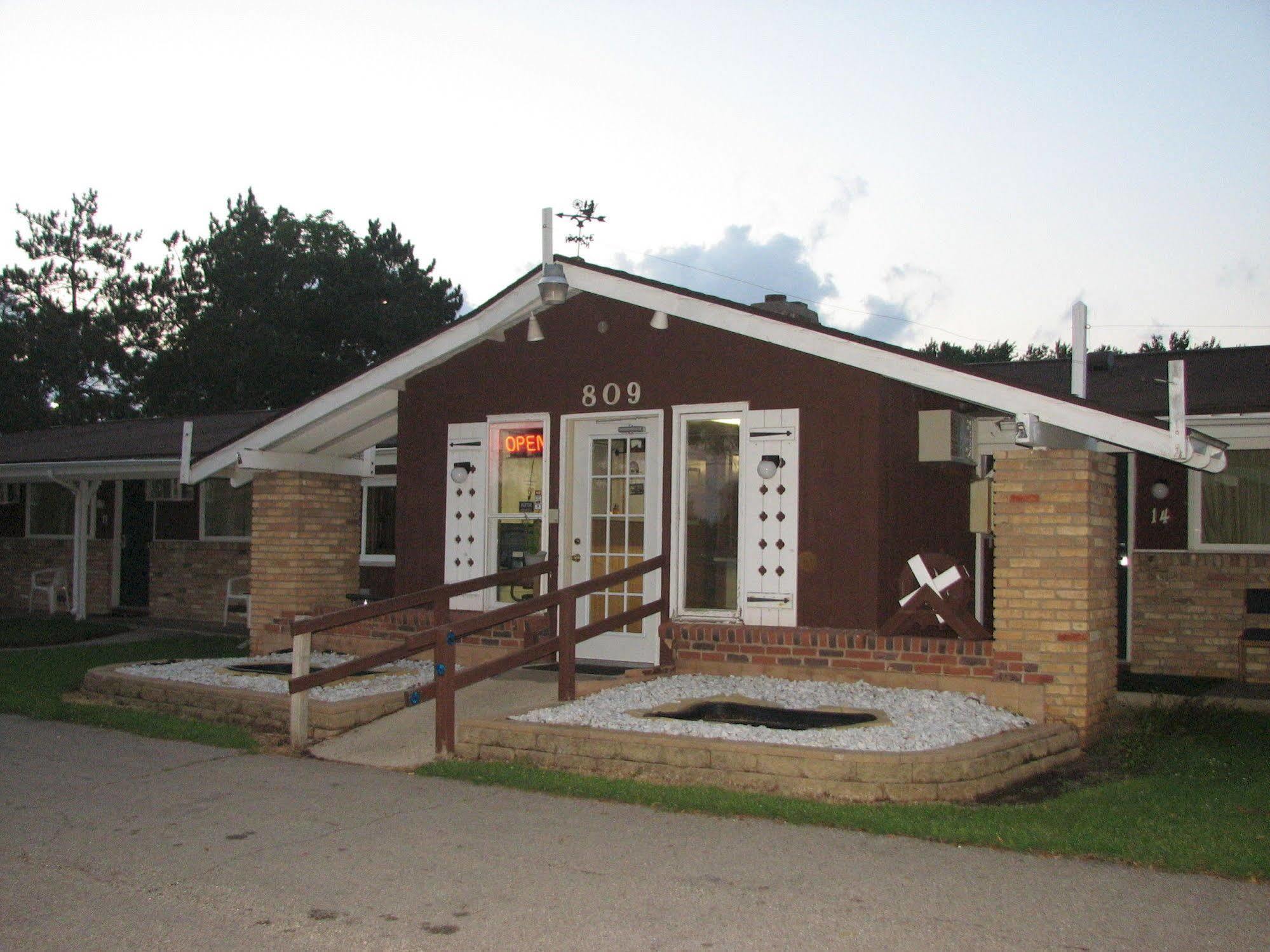 Spinning Wheel Motel Baraboo Exterior photo